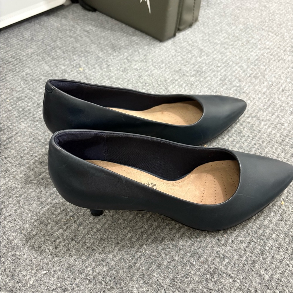 Clarks Women's Dark Navy Pointed Leather Pumps - Picture 2 of 5